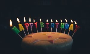 Bougies avec les mots Happy Birthday sur un gâteau