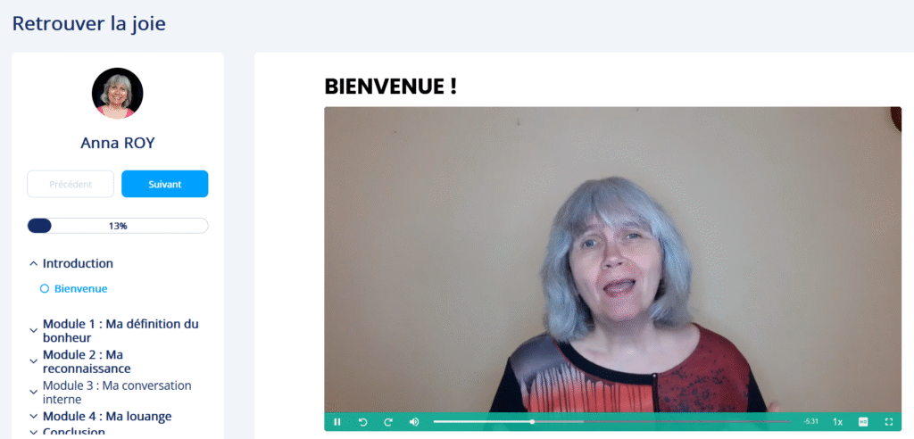 Capture d'écran de l'interface d'un cours en ligne montrant une vidéo de bienvenue avec une femme qui parle, intitulée "BIENVENUE !" et un plan de cours listé à gauche.